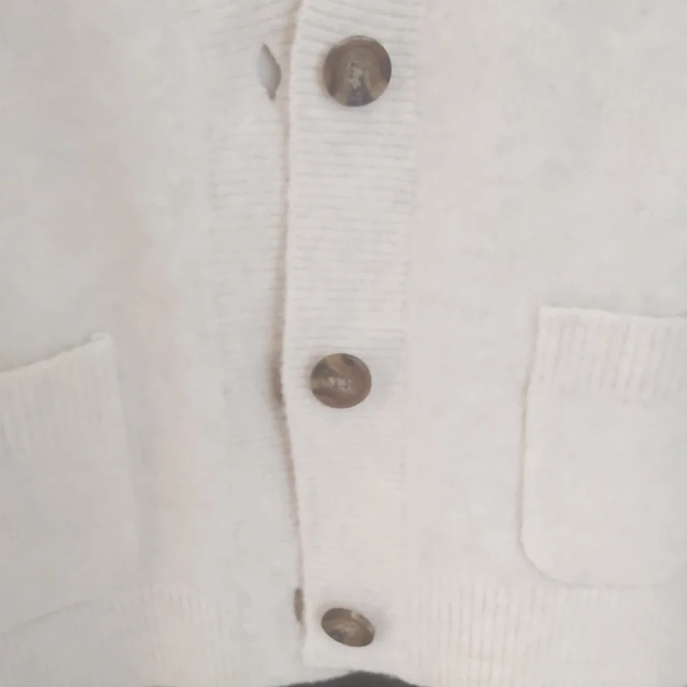 UNIQLO Cream Button-Up V-Neck Cardigan with Patch Pockets